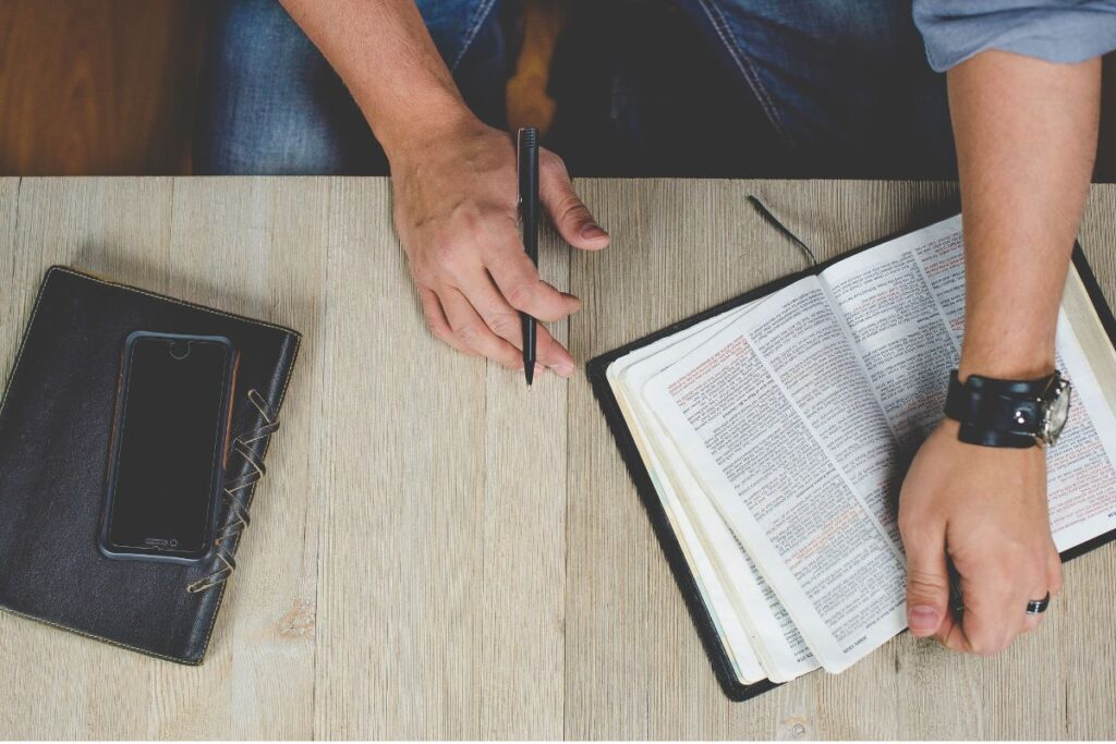 Leia e estude a Bíblia regularmente