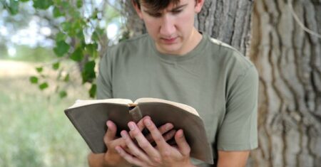 Salmos para Jovens: 10 Versículos Essenciais para Orientação e Sabedoria na Vida Cristã