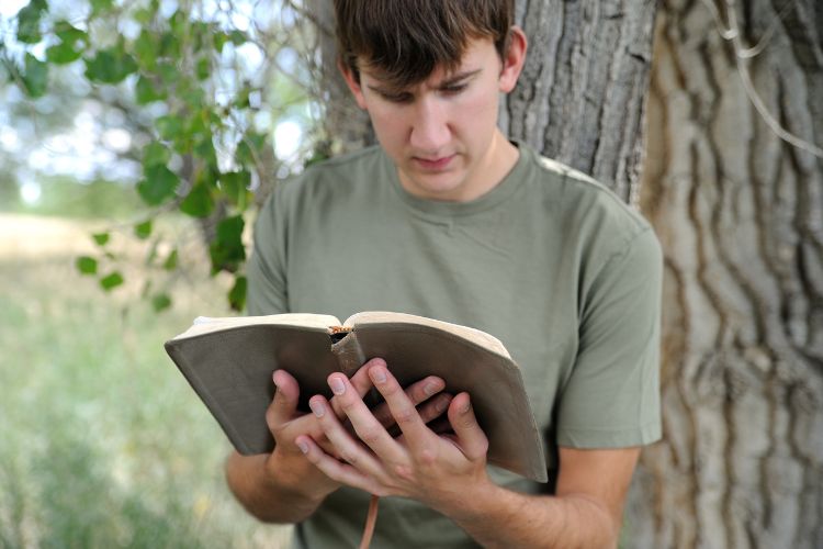 Salmos para Jovens: 10 Versículos Essenciais para Orientação e Sabedoria na Vida Cristã