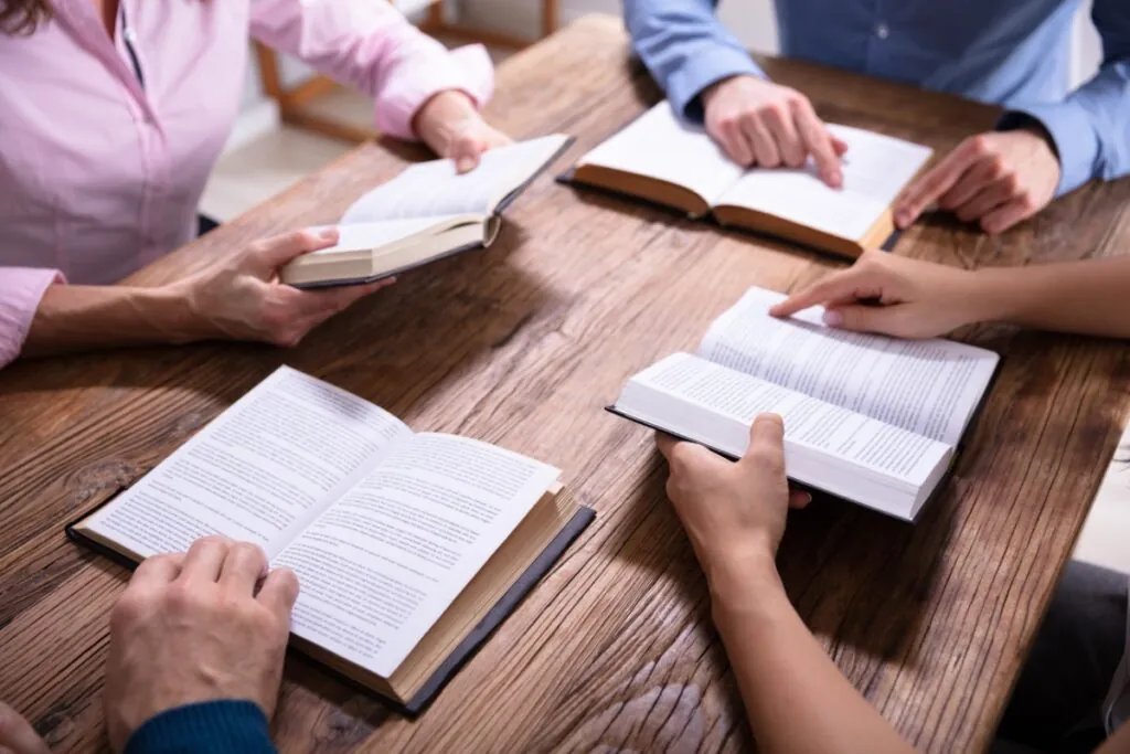 pessoas estudando a bíblia em grupo