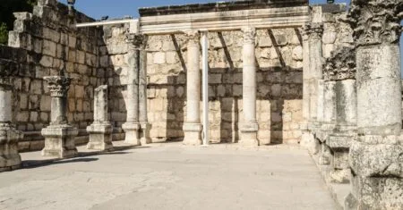 A Sinagoga: Um Espaço Sagrado de Oração, Estudo e Comunidade
