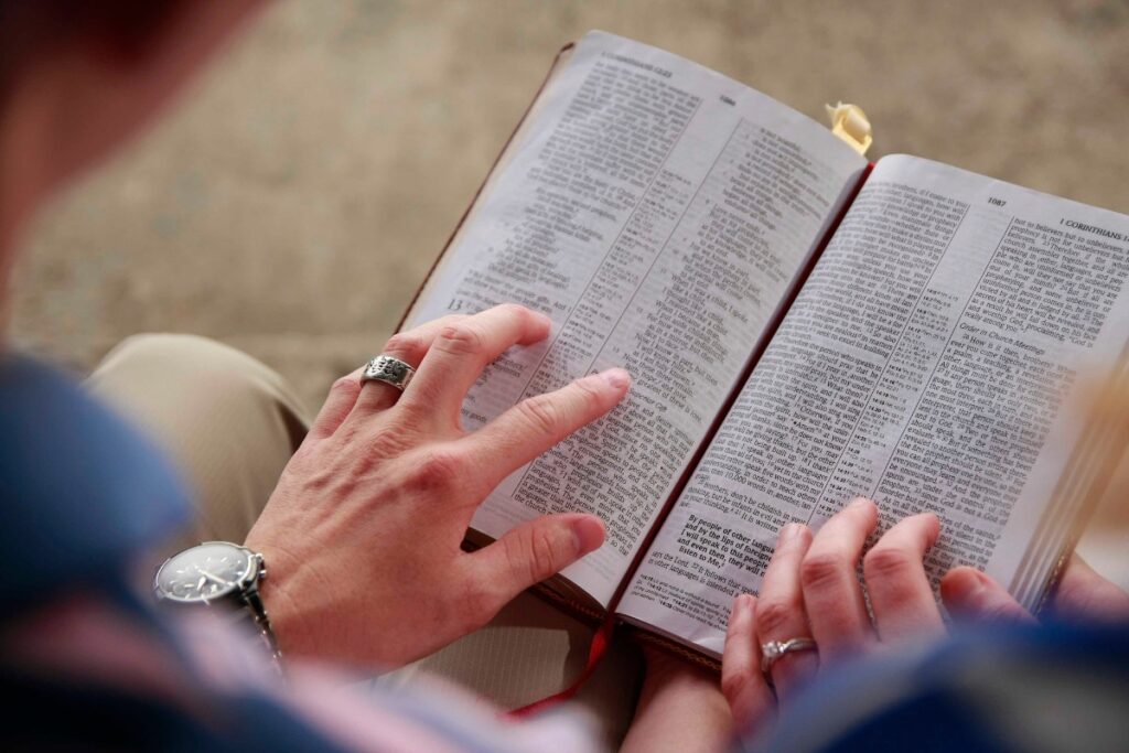 Interprete um versículo ou passagem com base nas mensagens e verdades gerais das Escrituras