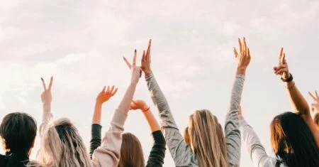 10 versículos para abrir culto de jovens (com explicação)